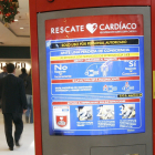 Una imagen de archivo de un desfibrilador para rescate cardiaco en un centro comercial de Madrid .- E.M.