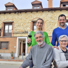Blanca y Diego Repiso junto a sus padres, José Repiso y Blanca Acebes frente a Bodegas Cantamora, en Pesquera de Duero.
