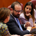 La procuradora socialista Nuria Rubio conversa con dos compañeros de bancada durante el pleno.- ICAL