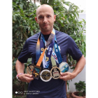 José Antonio Arranz posa con su colección de medallas de ‘finisher’ en el Ironman de Hawaii. - E.M.