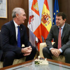 El presidente de la Junta de Castilla y León, Alfonso Fernández Mañueco, mantiene un encuentro con el alcalde de Segovia, José Mazarías Pérez. -ICAL