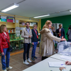 La alcaldesa y candidata del PSOE a la Alcaldía de Segovia, Clara Martín, ejerce su derecho a voto.- ICAL