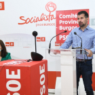 Esther Peña y Luis Tudanca durante el Comité Provincial del PSOE de Burgos.- ICAL