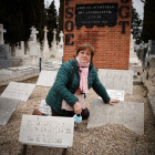 Loli, nieta de Roque, en el cementerio de El Carmen, junto a una lápida colocada donde cree que están los restos de su abuelo, fusilado en el 37. J. M. LOSTAU