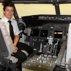 Una formadora de Flybyschool, en un simulador de vuelo. | ICAL