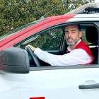 Ángel García en un vehículo de Cruz roja. E. M.