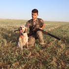 Un joven cazador con su perra y una codorniz abatida en Simancas (Valladolid).- LEONARDO DE LA FUENTE