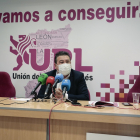 El candidato de Unión del Pueblo Leonés a las Cortes de Castilla y León, Luis Mariano Santos, ofrece una rueda de prensa. -ICAL