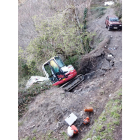 Una retroexcavadora del servicio de Medio Rural de Ponferrada sufre un accidente en un camino de Montes de Valdueza - ICAL