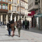 Personas paseando por el centro de Palencia, en una imagen de archivo.-ICAL