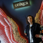 Elsa Gutiérrez, en las icónicas alas que reciben al comensal de Onírica. -Santi Otero