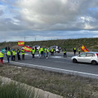 Un grupo de agricultores corta por tercer viernes consecutivo la A-50 a su paso por Peñaranda de Bracamonte, Salamanca. -ICAL