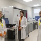 Las doctoras María Isidoro (C), Esther Mª Moreno (I) y Mª Dolores Ludeña (D) con los nuevos equipos de Anatomía Patológica. Susana Martín/ ICAL
