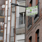 Un cartel de piso en alquiler en Valladolid. -E.M.