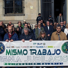 Concentración de policías nacionales y guardias civiles para reclamar una jubilación digna y la plena equiparación salarial en León. -ICAL