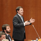 El presidente de la Junta, Alfonso Fernández Mañueco, durante una intervención en el pleno. ICAL
