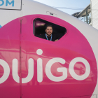 Maquinista del tren de Ouigo, en la estación de Valladolid, que cubrirá el trayecto hasta Alicante.