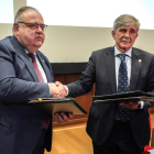 El consejero de Sanidad, Alejandro Vázquez Ramos y el rector de la Universidad de León, Juan Francisco García Marín, firman el acuerdo de creación del Instituto de Investigación Biosanitario de León