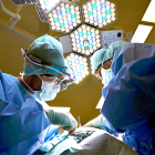 Dos cirujanos efectúan una intervención quirúrgica en una foto de archivo.