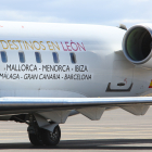 Avión rotulado con la promoción de los destinos en una temporada anterior en el aeropuerto leonés
