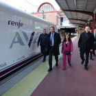 Óscar Puente, en la estación de Chamartín a punto de subirle al AVE S-106 a Galicia