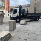 Trabajadores de los servicios municipales han retirado esta mañana uno de los leones de la plaza de la Catedral de Ávila