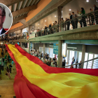 Bandera de España en el acto de VOX en Madrid y en miniatura Mariano Veganzones