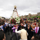 Los mozos del Patronato de la Virgen de las Vacas procesionan, a ritmo de pasodoble, a la Virgen del mismo nombre en la Ronda Vieja de Ávila