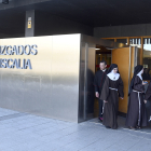Varias de las clarisas de Belorado junto con su portavoz, José Ceacero, en los juzgados de Burgos
