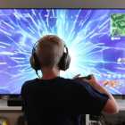 Imagen de archivo de un menor jugando al Fortnite.