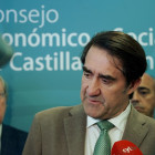 El consejero Juan Carlos Suárez-Quiñones con el presidente del CES, Enrique Cabero, en segundo plano.
