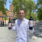 Álvaro Mélida, con dos de sus vinos Carreprado, en el parque del Salón de Palencia.