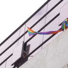 Bandera arcoiris en las ventanas de los despachos del PSOE en las Cortes de Castilla y León