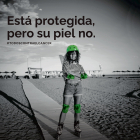 Cartel de la Asociación Española Contra el Cáncer para prevenir el cáncer de piel.