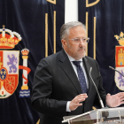 El presidente de las Cortes, Carlos Pollán, atiende a los medios para analizar la situación de la Fundación