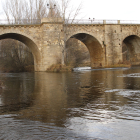 El río Carrión a su paso por un puente de Palencia, imagen de archivo