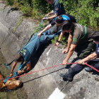 La guardia civil y la policía local de Guardo(Palencia) rescatan a una vaca de una acequia de riego