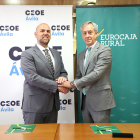 El presidente de Eurocaja Rural, Javier López Martín, y el presidente de la patronal abulense, Diego Díez López, firman un convenio para impulsar el desarrollo económico y social de la provincia