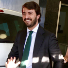 El vicepresidente de la Junta de Castilla y León, Juan García Gallardo a su llegada a la reunión del Comité Ejecutivo Nacional de VOX con el ejemplar de Sumisión