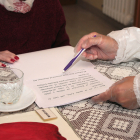 Una paciente con Alzheimer recibe la ayuda de una especialista en su domicilio, imagen de archivo