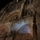 Fachada de la Catedral de Burgos con imágenes de la 'granja del terror'