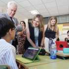 La consejera de Educación, Rocío Lucas, visita en Medina del Campo uno de los centros que ofrece clases extraordinarias enmarcadas en el Programa para la Mejora del Éxito Educativo