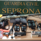 Armas y elementos de caza que la Patrulla de Almazán encontró a bordo del vehículo