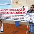 Manifestación contra el grupo empresarial y en la foto pequeña Juan González