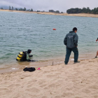 Miembros del GEAS buscan en el embalse burgalés.