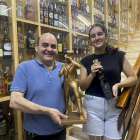 Luis Vara y su hija Natalia posan con la silueta de Johnnie Walker en un rincón del Museo del Whisky en Pobladura del Valle.  /