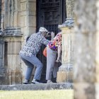 Dos personas sacan una foto del interior del templo cerrado