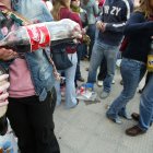 Unos jóvenes en un 'botellón' en Valladolid, en una imagen de archivo