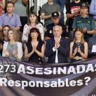 Celebración de un minuto de silencio ante la Delegación del Gobierno de Castilla y León.