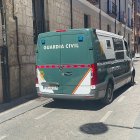 Furgón de la Guardia Civil que transportaba a Juan Carlos S. M. desde el juzgado hasta la cárcel.